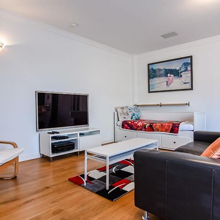Studio Tara At The Beach With Private Parking Зандвоорт Екстериор снимка