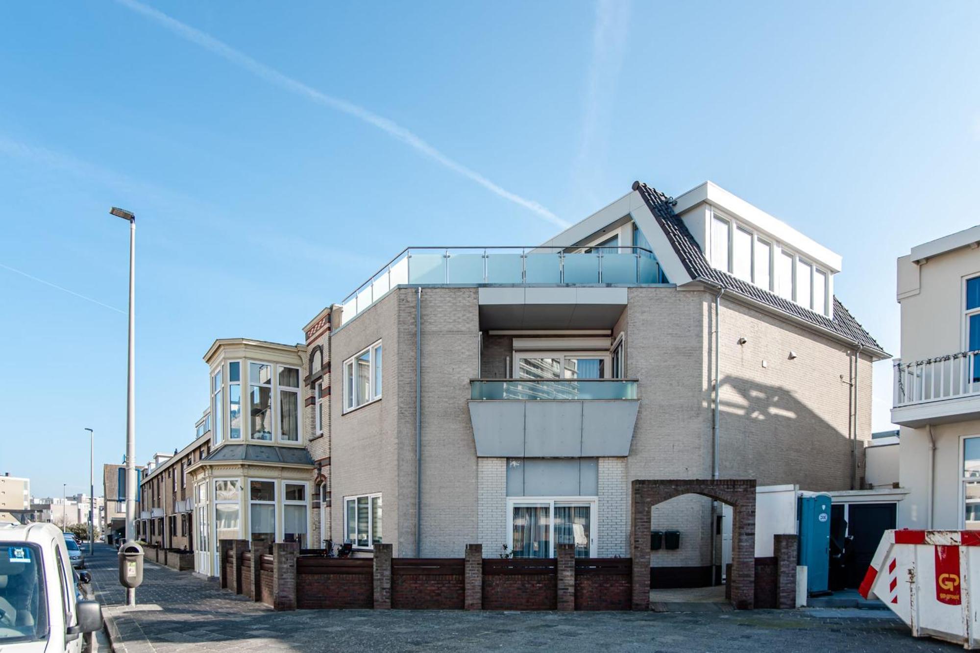 Studio Tara At The Beach With Private Parking Зандвоорт Екстериор снимка